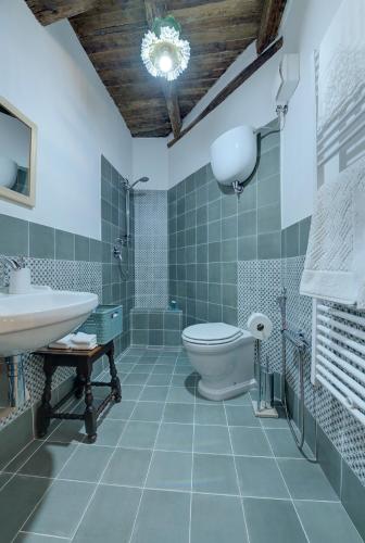 a bathroom with a toilet and a sink at Casa Louise in Spoleto
