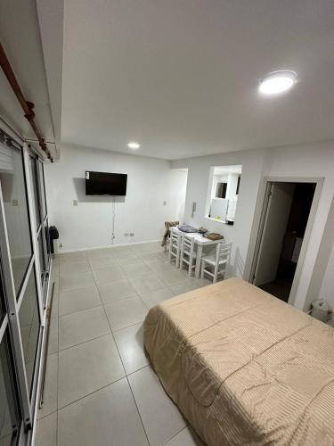 - une chambre avec un lit, une table et une télévision dans l'établissement Depto moderno, buena ubicacion., à Rosario