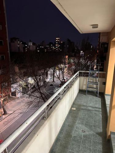 - un balcon avec vue sur la ville la nuit dans l'établissement Depto moderno, buena ubicacion., à Rosario