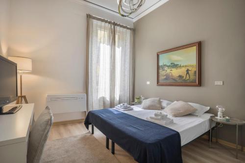 een slaapkamer met een bed en een tafel. bij Synagogue Suite-Hosted by Sweetstay in Florence