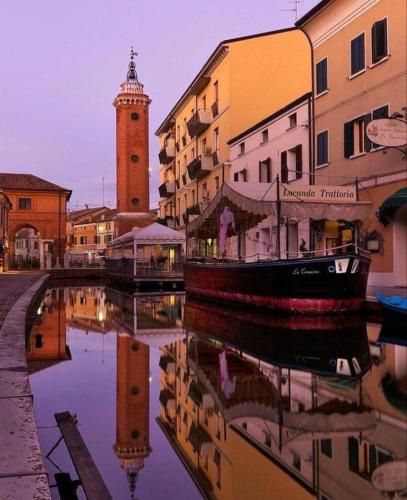 ポルト・ガリバルディにあるB & B CANTARANOの建物のある都市の運河の船