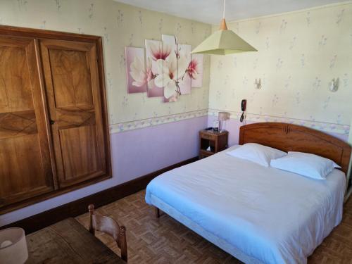 Katil atau katil-katil dalam bilik di Hôtel De La Ferté