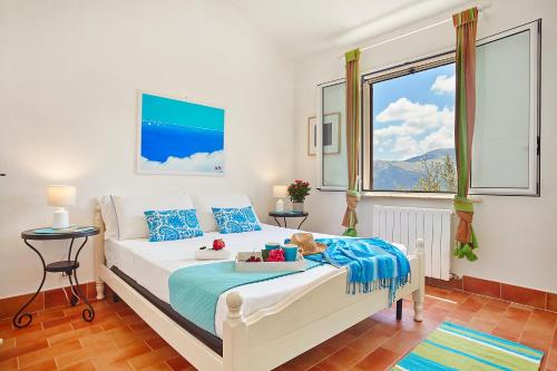 スコペッロにあるVilla Conchiglia - Scopello-Villasのベッドルーム(白いベッド、青い枕付)