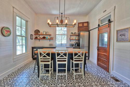 Gallery image of Serendipity Farmhouse in Wimberley