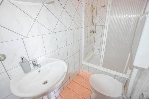 uma casa de banho com um lavatório, um WC e um chuveiro em Rooms Oak Tree em Biograd na Moru
