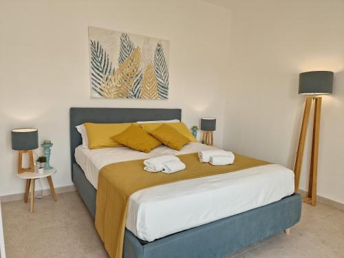 Un pat sau paturi într-o cameră la Villa Elisia - villetta con piscina privata