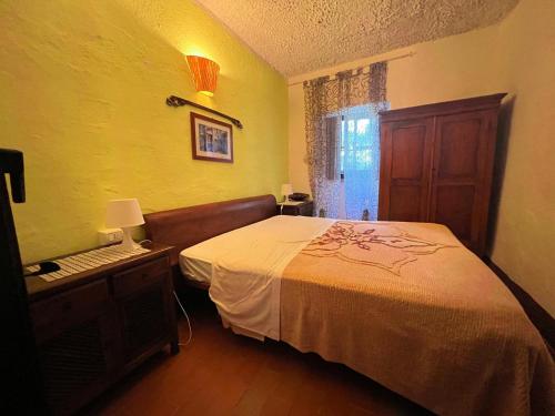 a bedroom with a bed and a desk with a keyboard at I Casali del Buontempo in Buggiano