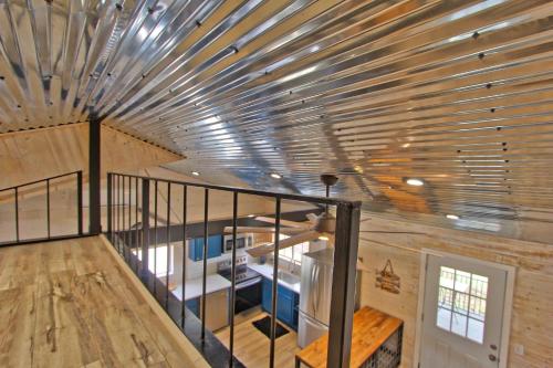 una stanza vuota con un soffitto di metallo in una casa di Blue Jay Getaway a Blanco