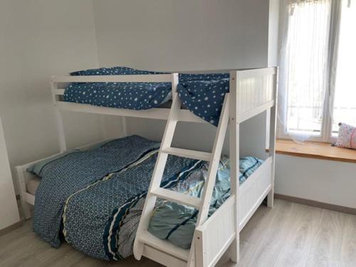 - une chambre avec deux lits superposés et un lit dans l'établissement maison de ville très calme, à Sées