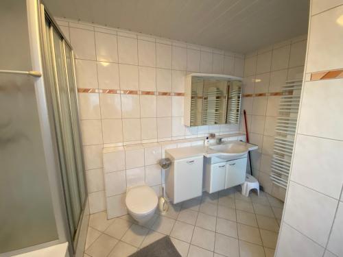 a bathroom with a toilet and a sink at Ferienwohnung Suhad in Ludwigshafen am Rhein
