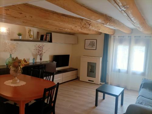uma sala de estar com uma mesa e uma sala de jantar em Casa Rural LA COSTANILLA em Lituénigo