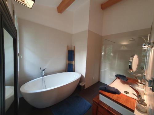 Lou Pantai, Bed and Breakfast, Delux Bedroom with AC