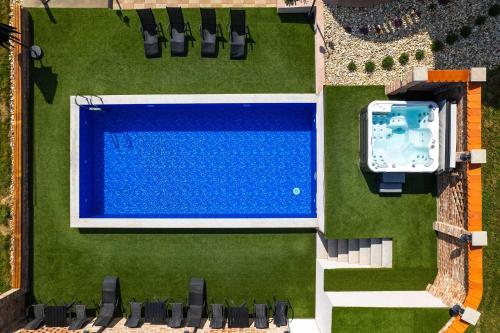 una vista aérea de una piscina en un patio en Villa Stipino, en Čeminac