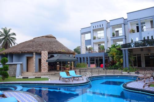 un complexe avec une piscine et un bâtiment dans l'établissement Hill View Hotel Lake Kivu, à Rubavu