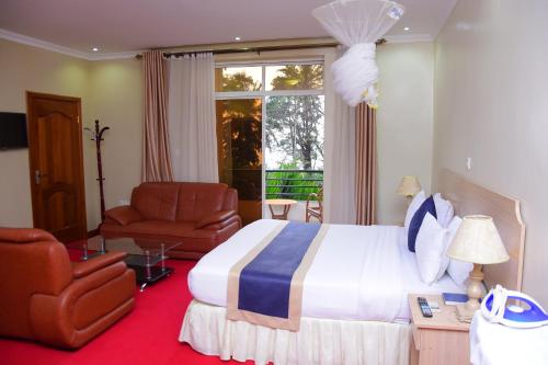 - une chambre avec un lit, une chaise et une fenêtre dans l'établissement Hill View Hotel Lake Kivu, à Rubavu