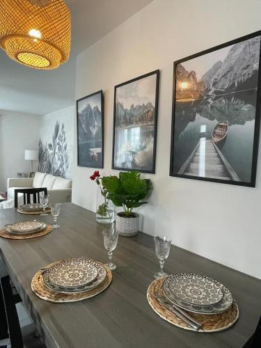 - une salle à manger avec une table et des assiettes dans l'établissement LIVABLŌM 