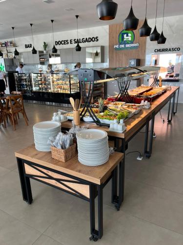 un buffet de nourriture sur les tables d'un magasin dans l'établissement Hotel Pé de Serra, à Nossa Senhora da Glória