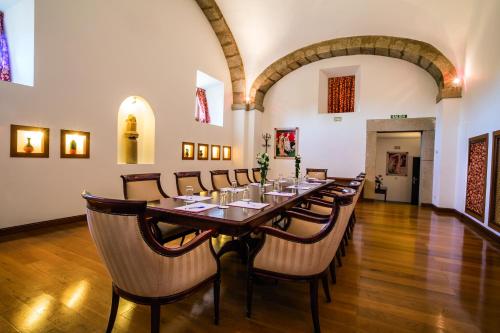 a long dining room with a long table and chairs at Izan Trujillo in Trujillo