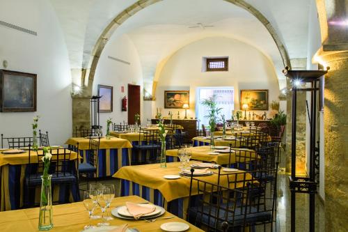 a dining room with yellow tables and chairs at Izan Trujillo in Trujillo