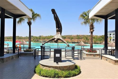 una estatua de una jirafa frente a una piscina en The Blyde en Pretoria