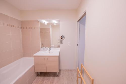 y baño con bañera, lavamanos y ducha. en MACHOUART le duplex -Parking gratuit Équipée Commodités-, en Aubervilliers