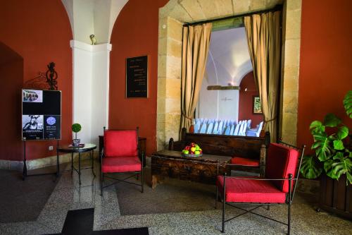 a room with two chairs and a couch and a table at Izan Trujillo in Trujillo
