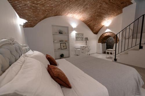 um quarto com uma grande cama branca num quarto em Incantevole loft in centro em Perugia