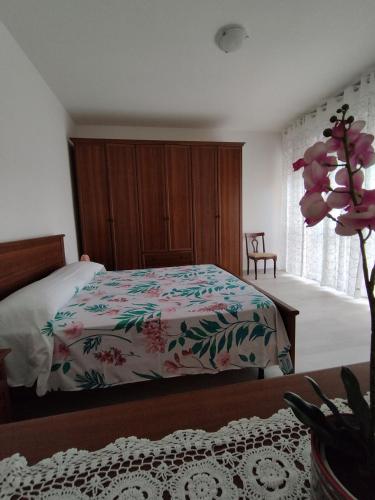 a bedroom with a bed with a floral bedspread at Da Silvana 