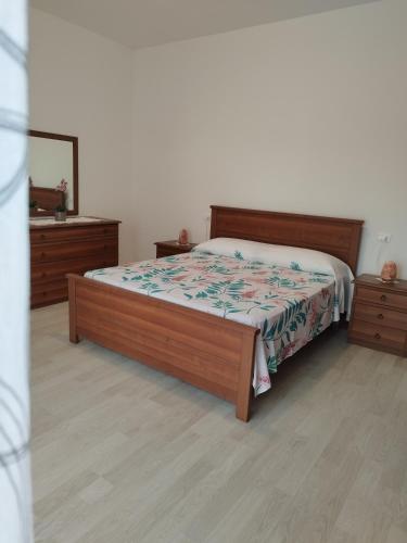 1 dormitorio con 1 cama, 2 vestidores y espejo en Da Silvana, 