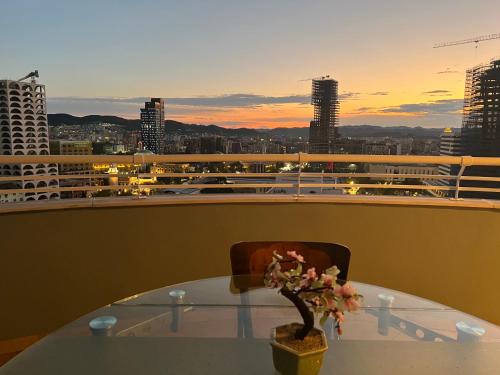Μπαλκόνι ή βεράντα στο Tirana My Roots - NETI Museum Apartment Breathtaking View