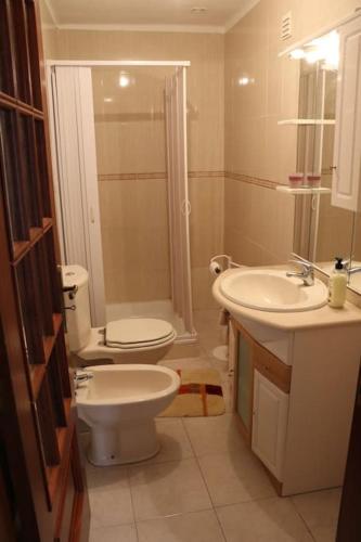 a bathroom with a toilet and a sink at Casa de Alpalhão in Alpalhão