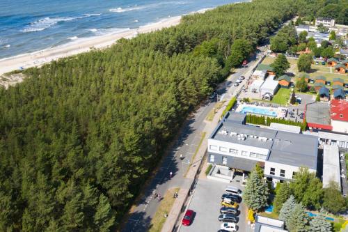 een luchtzicht op een strand met geparkeerde auto's bij Holiday Golden Resort & Spa in Łazy