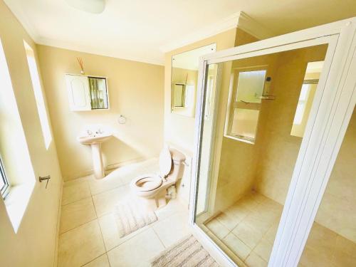 Kylpyhuone majoituspaikassa Hotel Vibes Cape Town Plattekloof