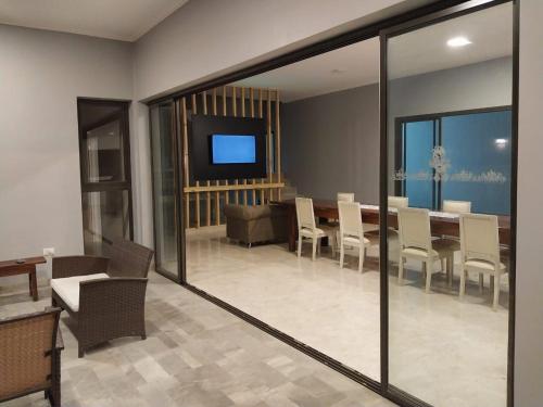 - un salon avec une table et une salle à manger dans l'établissement Casa del Sol, à Salta