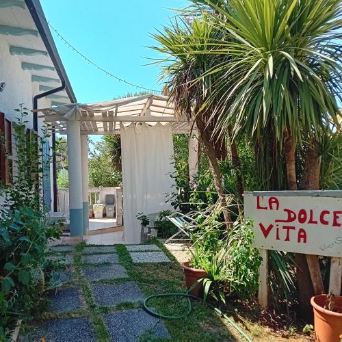 a house with a sign that reads la dolce vita at SOGNO Vacanze in Massa