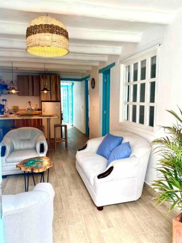 萊瓦鎮的住宿－Clareman，客厅配有白色沙发和蓝色枕头。