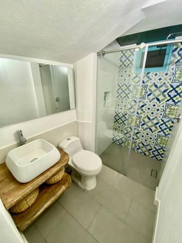 萊瓦鎮的住宿－Clareman，一间带水槽、卫生间和淋浴的浴室
