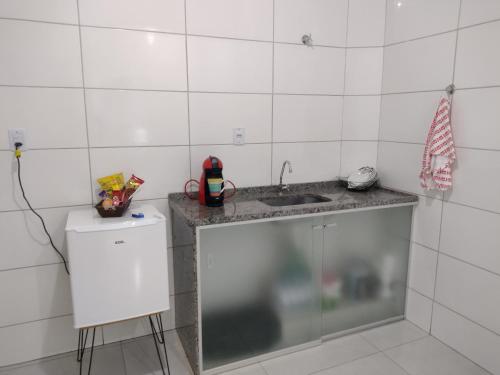 a kitchen with a sink and a counter at kitnet Ragnarok in Barão de Cocais