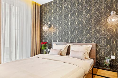 ブカレストにあるONE Herastrau Parkのベッドルーム1室(壁に白い大型ベッド1台付)
