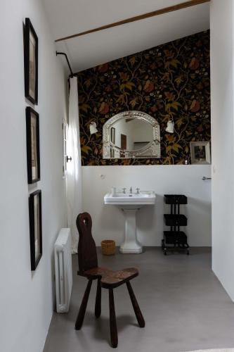 une salle de bain avec un lavabo et un miroir dans l'établissement la Perroya, à Visan