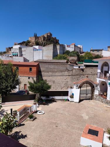 una vista de un edificio con un montón de edificios en Apartamento Pozo Concejo, en Alburquerque