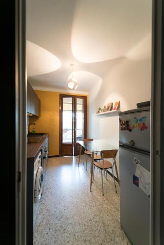 une cuisine avec une table et une salle à manger dans l'établissement Appartement La Côte bleue à L'Estaque, à Marseille