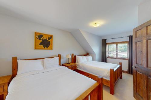 1 Schlafzimmer mit 2 Betten und einem Fenster in der Unterkunft Brooker 191 in Blue Mountains