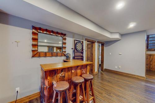 Cette chambre comprend un bar avec des tabourets et un miroir. dans l'établissement Brooker 191, à Blue Mountains