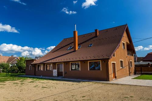 a brown house with a brown roof at Erőss Kulcsosház in Lăzarea