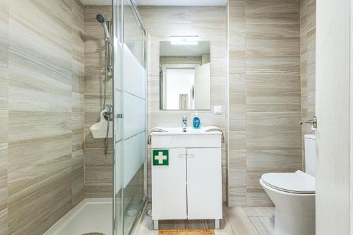 ein Badezimmer mit Toilette, Waschbecken und Dusche in der Unterkunft Open Space in Armação de Pêra