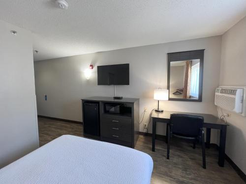 TV o dispositivi per l'intrattenimento presso Days Inn by Wyndham Orange Park/Jacksonville