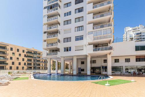 ein großes Gebäude mit einem Swimmingpool davor in der Unterkunft Open Space in Armação de Pêra
