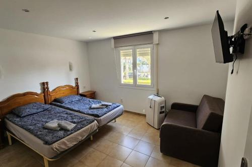 LAS OLAS BEACH 2 في توريفايجا: غرفة نوم بسريرين واريكة وتلفزيون