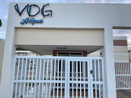 a white gate in front of a building at Lua Nova - Vog Acqua Apt na Praia dos Milionários in Ilhéus